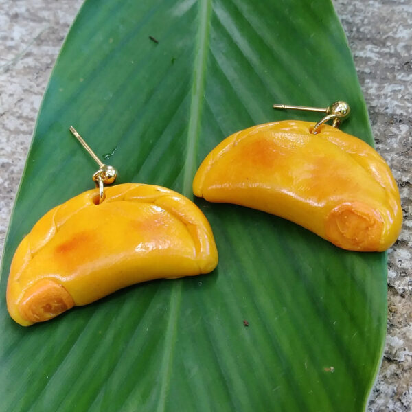 empanadillas de pizza jewelry close up