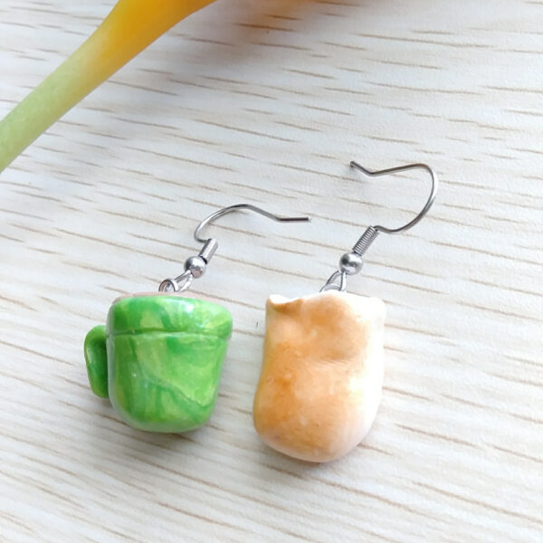 pan con cafe earrings side view