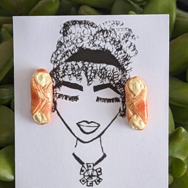 quesitos pastry earrings on plant