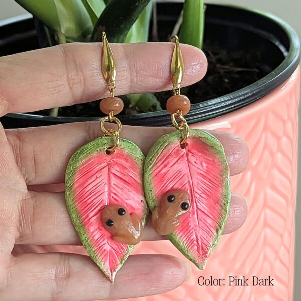 Artisanal Leaf Earrings with Puerto Rican Frog and Beads - Image 6