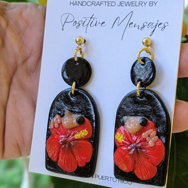 coqui earrings side view on hand