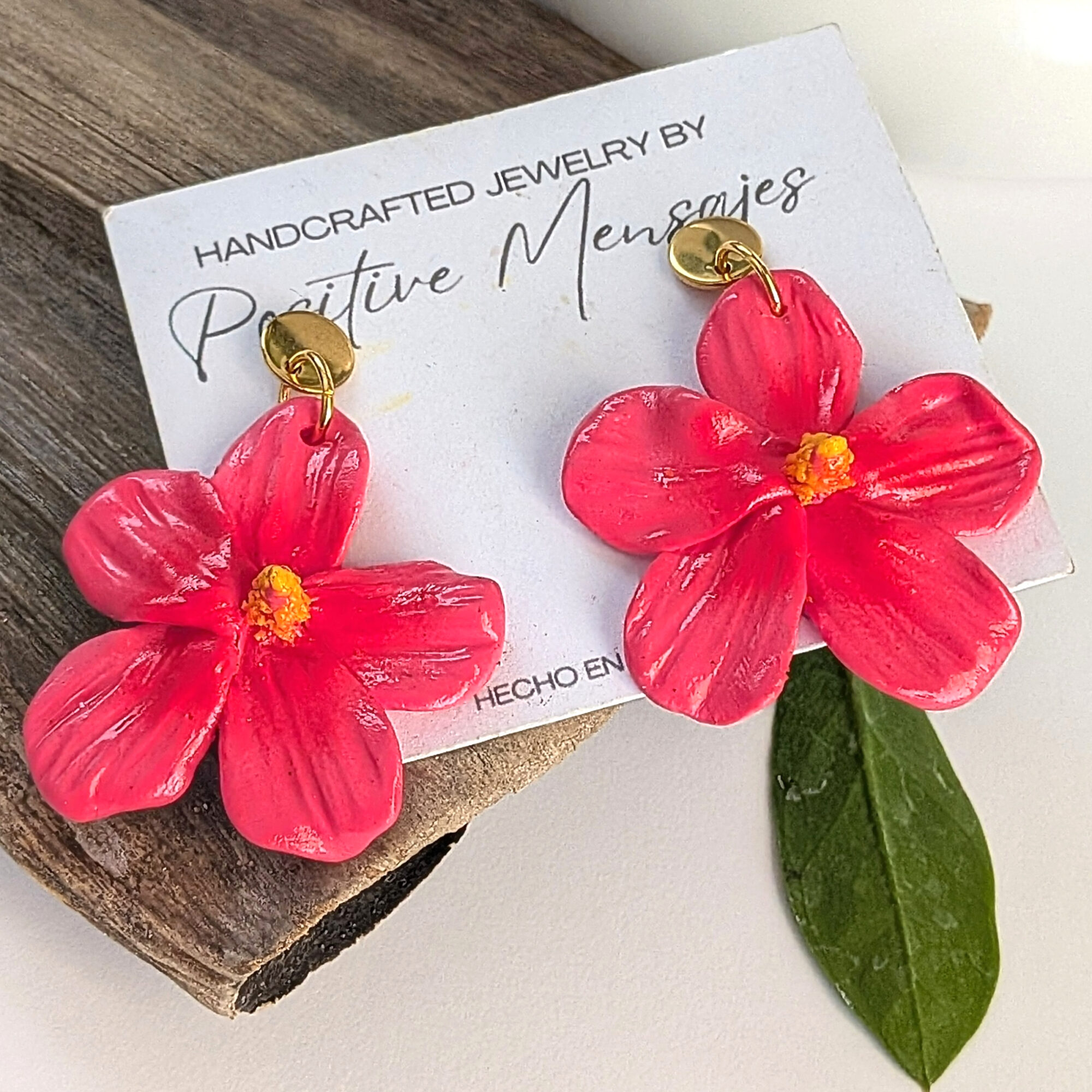 Flor de maga earrings on coconut bark