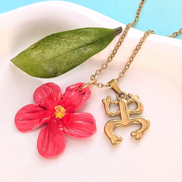 Taíno Coquí Necklace with Pink Flor de Maga Flower